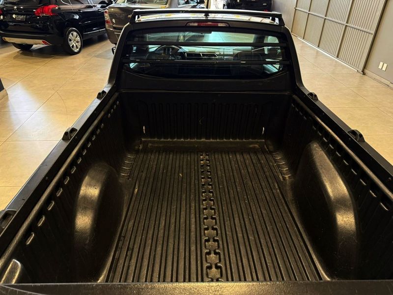 Volkswagen Saveiro Robust 1.6 Total 16v 2023/2023 SIM VEÍCULOS PORTO ALEGRE / Carros no Vale