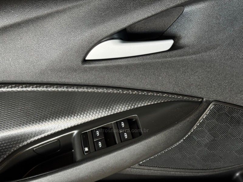 CHEVROLET ONIX 1.0 HATCH TURBO 12V 2022/2022 GRIFFCAR MULTIMARCAS DOIS IRMÃOS / Carros no Vale