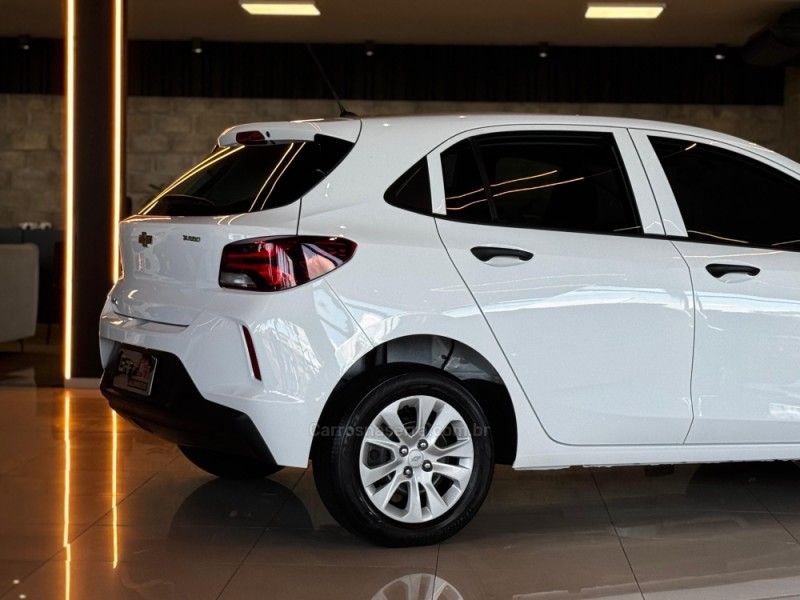 CHEVROLET ONIX 1.0 HATCH TURBO 12V 2022/2022 GRIFFCAR MULTIMARCAS DOIS IRMÃOS / Carros no Vale