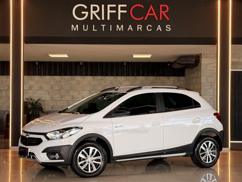 CHEVROLET ONIX 1.4 MPFI ACTIV 8V 2017/2018 GRIFFCAR MULTIMARCAS DOIS IRMÃOS / Carros no Vale