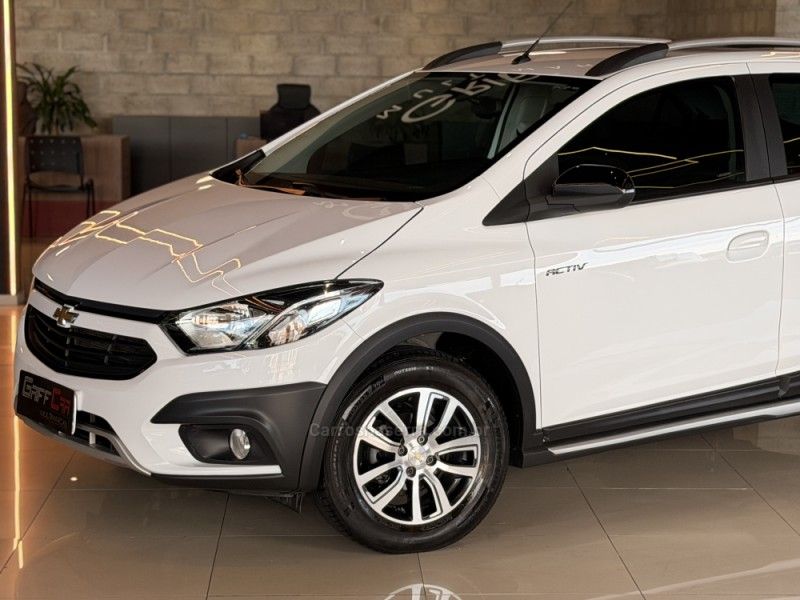 CHEVROLET ONIX 1.4 MPFI ACTIV 8V 2017/2018 GRIFFCAR MULTIMARCAS DOIS IRMÃOS / Carros no Vale