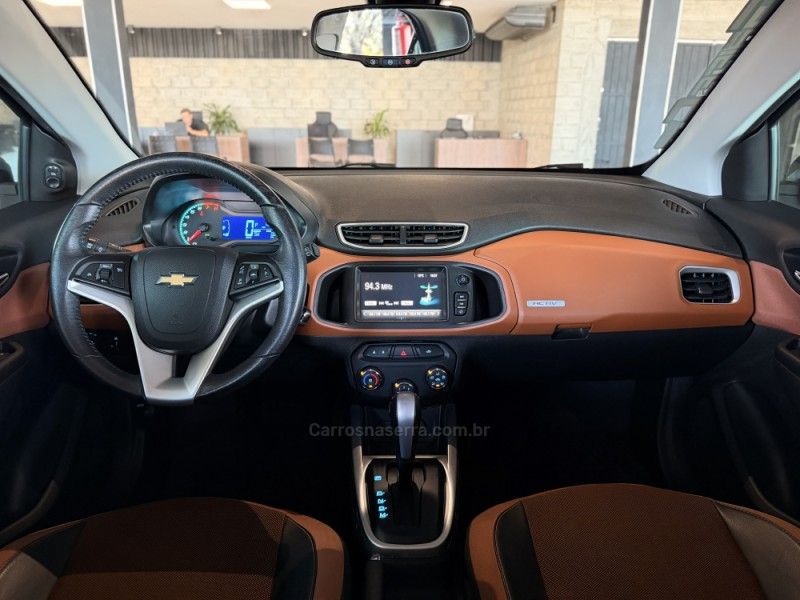 CHEVROLET ONIX 1.4 MPFI ACTIV 8V 2017/2018 GRIFFCAR MULTIMARCAS DOIS IRMÃOS / Carros no Vale