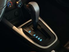 CHEVROLET ONIX 1.4 MPFI ACTIV 8V 2017/2018 GRIFFCAR MULTIMARCAS DOIS IRMÃOS / Carros no Vale