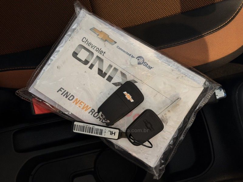 CHEVROLET ONIX 1.4 MPFI ACTIV 8V 2017/2018 GRIFFCAR MULTIMARCAS DOIS IRMÃOS / Carros no Vale