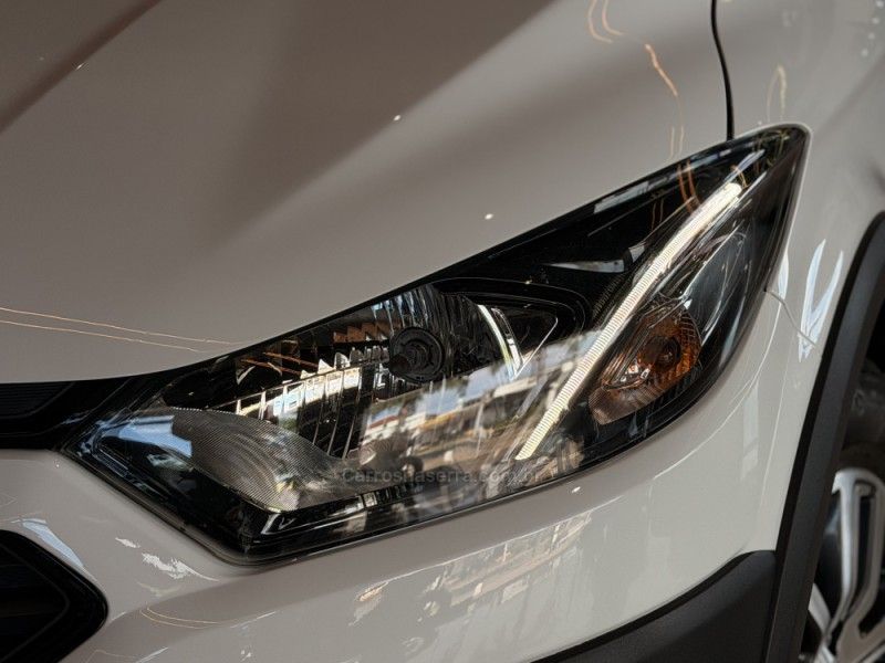 CHEVROLET ONIX 1.4 MPFI ACTIV 8V 2017/2018 GRIFFCAR MULTIMARCAS DOIS IRMÃOS / Carros no Vale