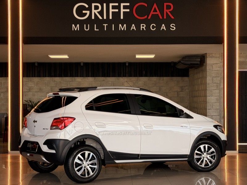 CHEVROLET ONIX 1.4 MPFI ACTIV 8V 2017/2018 GRIFFCAR MULTIMARCAS DOIS IRMÃOS / Carros no Vale