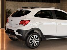 CHEVROLET ONIX 1.4 MPFI ACTIV 8V 2017/2018 GRIFFCAR MULTIMARCAS DOIS IRMÃOS / Carros no Vale