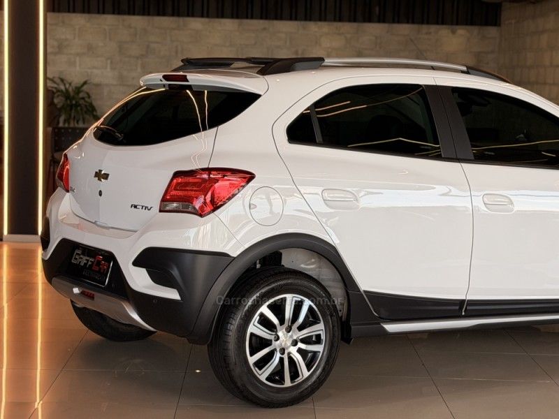 CHEVROLET ONIX 1.4 MPFI ACTIV 8V 2017/2018 GRIFFCAR MULTIMARCAS DOIS IRMÃOS / Carros no Vale