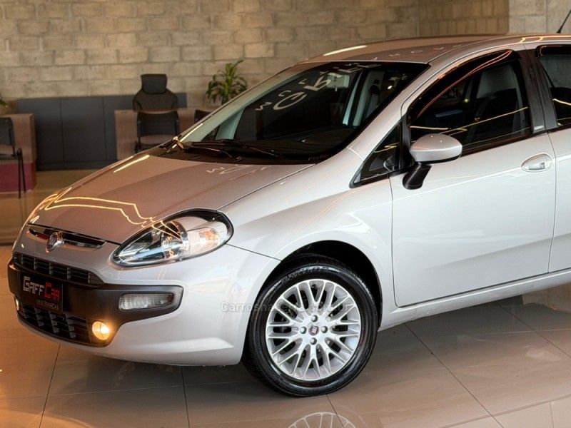 FIAT PUNTO 1.6 ESSENCE 16V 2013/2013 GRIFFCAR MULTIMARCAS DOIS IRMÃOS / Carros no Vale