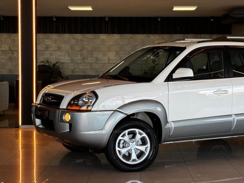 HYUNDAI TUCSON 2.0 MPFI GLS 16V 143CV 2WD 2013/2014 GRIFFCAR MULTIMARCAS DOIS IRMÃOS / Carros no Vale