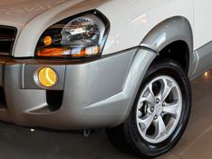 HYUNDAI TUCSON 2.0 MPFI GLS 16V 143CV 2WD 2013/2014 GRIFFCAR MULTIMARCAS DOIS IRMÃOS / Carros no Vale