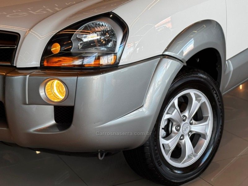 HYUNDAI TUCSON 2.0 MPFI GLS 16V 143CV 2WD 2013/2014 GRIFFCAR MULTIMARCAS DOIS IRMÃOS / Carros no Vale