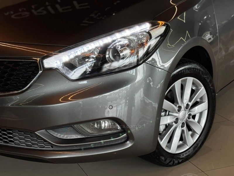 KIA CERATO 1.6 SX3 16V 2015/2016 GRIFFCAR MULTIMARCAS DOIS IRMÃOS / Carros no Vale