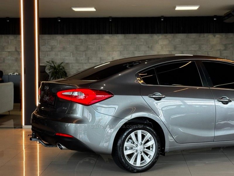 KIA CERATO 1.6 SX3 16V 2015/2016 GRIFFCAR MULTIMARCAS DOIS IRMÃOS / Carros no Vale
