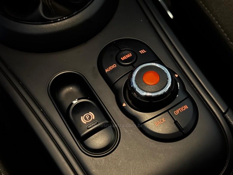 MINI COOPER 1.5 12V TURBO 2017/2017 GRIFFCAR MULTIMARCAS DOIS IRMÃOS / Carros no Vale