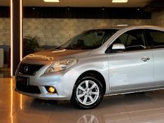 NISSAN VERSA 1.6 16V SL 2012/2013 GRIFFCAR MULTIMARCAS DOIS IRMÃOS / Carros no Vale