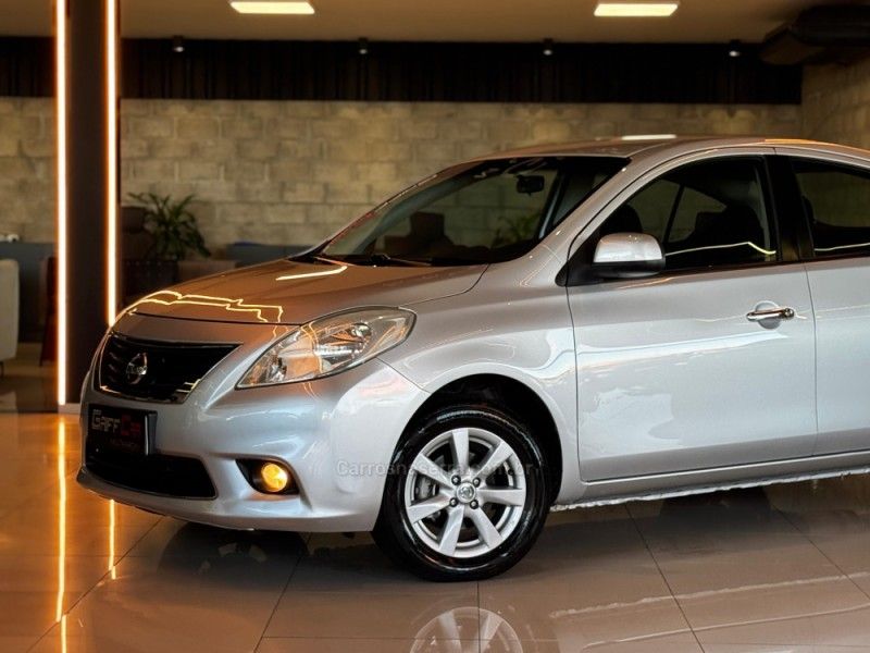 NISSAN VERSA 1.6 16V SL 2012/2013 GRIFFCAR MULTIMARCAS DOIS IRMÃOS / Carros no Vale