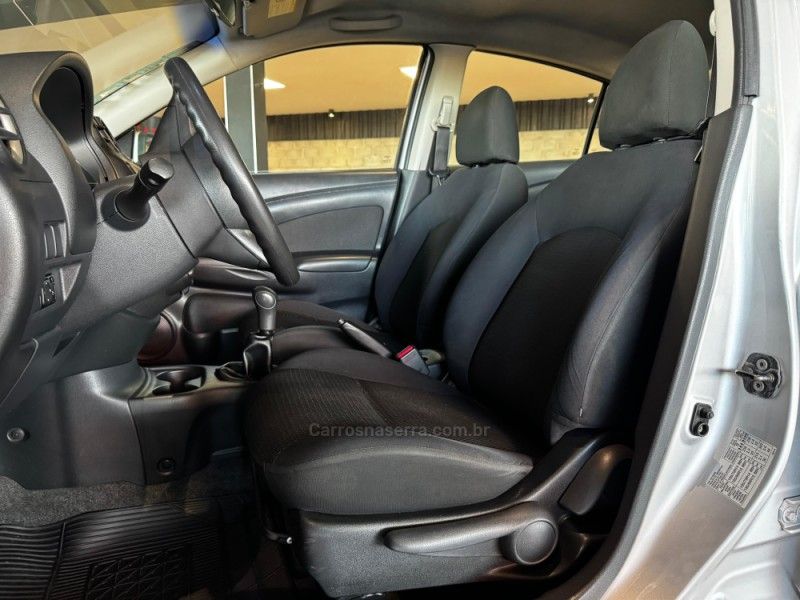 NISSAN VERSA 1.6 16V SL 2012/2013 GRIFFCAR MULTIMARCAS DOIS IRMÃOS / Carros no Vale
