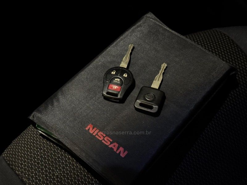 NISSAN VERSA 1.6 16V SL 2012/2013 GRIFFCAR MULTIMARCAS DOIS IRMÃOS / Carros no Vale