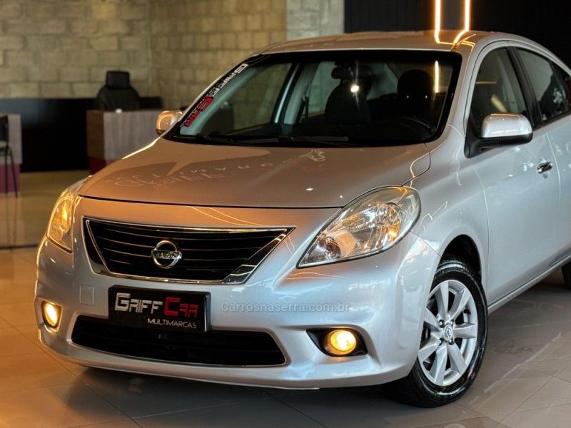 NISSAN VERSA 1.6 16V SL 2012/2013 GRIFFCAR MULTIMARCAS DOIS IRMÃOS / Carros no Vale