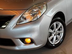 NISSAN VERSA 1.6 16V SL 2012/2013 GRIFFCAR MULTIMARCAS DOIS IRMÃOS / Carros no Vale