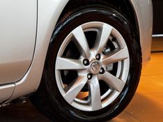 NISSAN VERSA 1.6 16V SL 2012/2013 GRIFFCAR MULTIMARCAS DOIS IRMÃOS / Carros no Vale