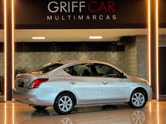NISSAN VERSA 1.6 16V SL 2012/2013 GRIFFCAR MULTIMARCAS DOIS IRMÃOS / Carros no Vale