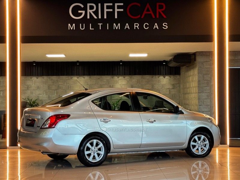 NISSAN VERSA 1.6 16V SL 2012/2013 GRIFFCAR MULTIMARCAS DOIS IRMÃOS / Carros no Vale