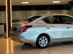 NISSAN VERSA 1.6 16V SL 2012/2013 GRIFFCAR MULTIMARCAS DOIS IRMÃOS / Carros no Vale