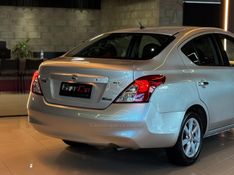 NISSAN VERSA 1.6 16V SL 2012/2013 GRIFFCAR MULTIMARCAS DOIS IRMÃOS / Carros no Vale
