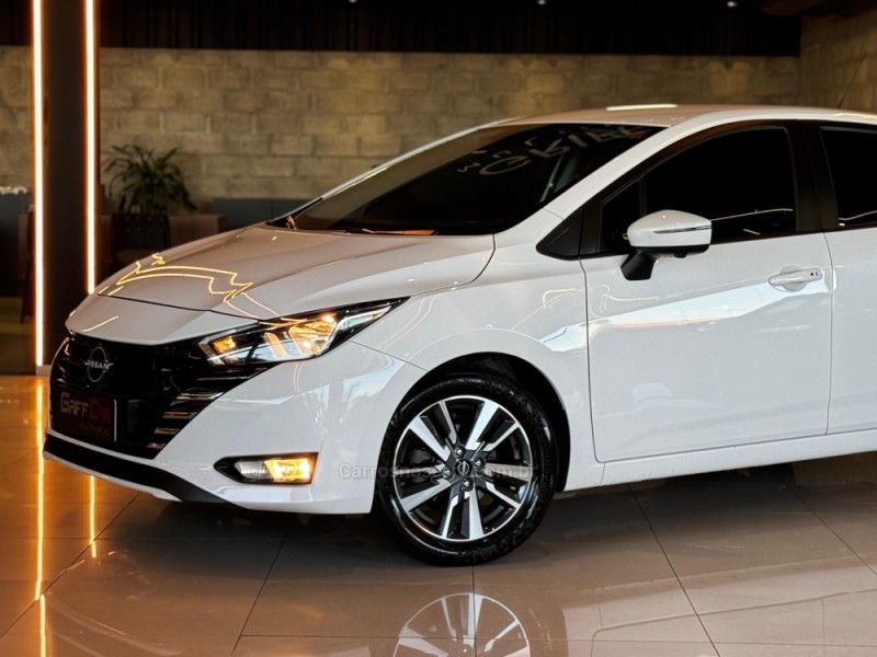 NISSAN VERSA 1.6 ADVANCE 16V 2023/2024 GRIFFCAR MULTIMARCAS DOIS IRMÃOS / Carros no Vale