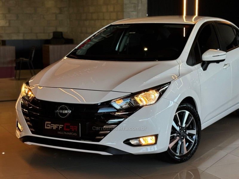 NISSAN VERSA 1.6 ADVANCE 16V 2023/2024 GRIFFCAR MULTIMARCAS DOIS IRMÃOS / Carros no Vale