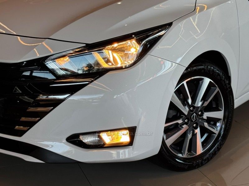 NISSAN VERSA 1.6 ADVANCE 16V 2023/2024 GRIFFCAR MULTIMARCAS DOIS IRMÃOS / Carros no Vale