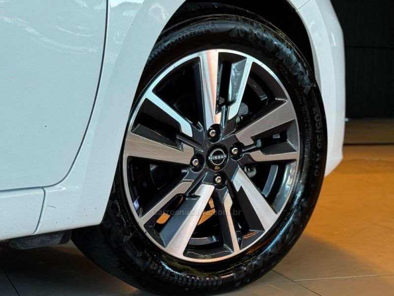 NISSAN VERSA 1.6 ADVANCE 16V 2023/2024 GRIFFCAR MULTIMARCAS DOIS IRMÃOS / Carros no Vale