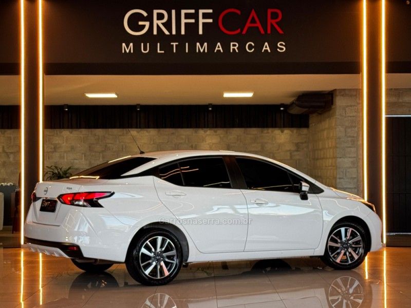 NISSAN VERSA 1.6 ADVANCE 16V 2023/2024 GRIFFCAR MULTIMARCAS DOIS IRMÃOS / Carros no Vale