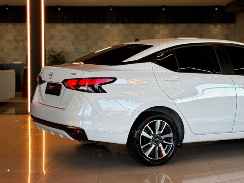 NISSAN VERSA 1.6 ADVANCE 16V 2023/2024 GRIFFCAR MULTIMARCAS DOIS IRMÃOS / Carros no Vale