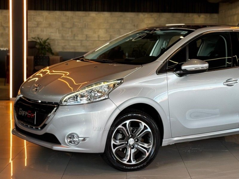 PEUGEOT 208 1.6 GRIFFE 16V 2014/2015 GRIFFCAR MULTIMARCAS DOIS IRMÃOS / Carros no Vale
