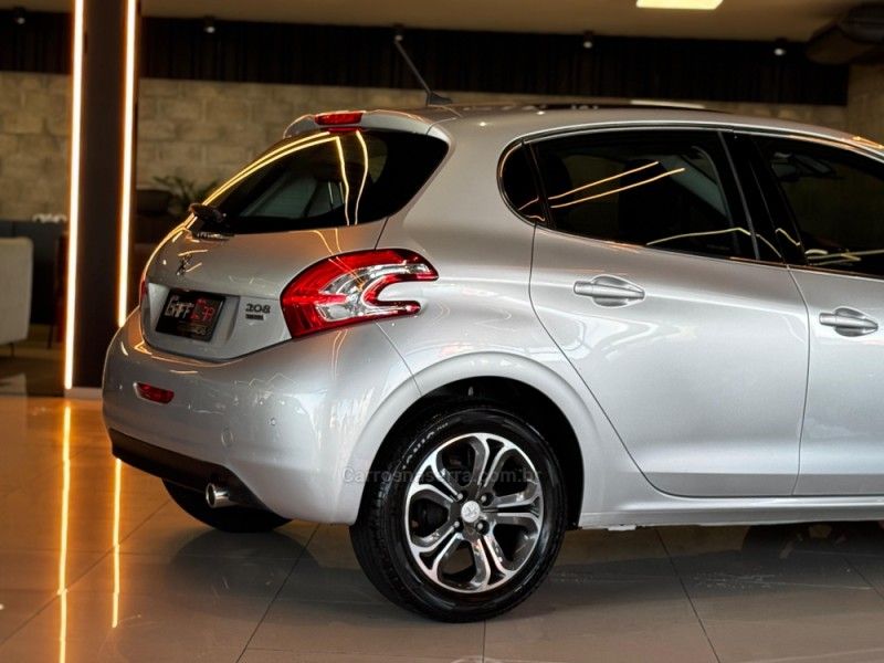 PEUGEOT 208 1.6 GRIFFE 16V 2014/2015 GRIFFCAR MULTIMARCAS DOIS IRMÃOS / Carros no Vale
