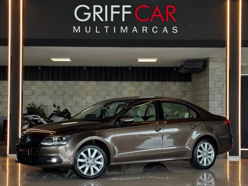 VOLKSWAGEN JETTA 2.0 COMFORTLINE TIPTRONIC 2013/2014 GRIFFCAR MULTIMARCAS DOIS IRMÃOS / Carros no Vale