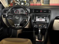VOLKSWAGEN JETTA 2.0 COMFORTLINE TIPTRONIC 2013/2014 GRIFFCAR MULTIMARCAS DOIS IRMÃOS / Carros no Vale