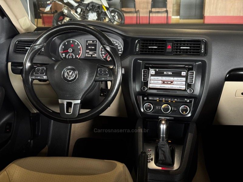 VOLKSWAGEN JETTA 2.0 COMFORTLINE TIPTRONIC 2013/2014 GRIFFCAR MULTIMARCAS DOIS IRMÃOS / Carros no Vale