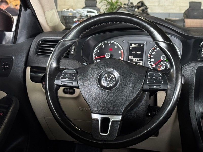 VOLKSWAGEN JETTA 2.0 COMFORTLINE TIPTRONIC 2013/2014 GRIFFCAR MULTIMARCAS DOIS IRMÃOS / Carros no Vale