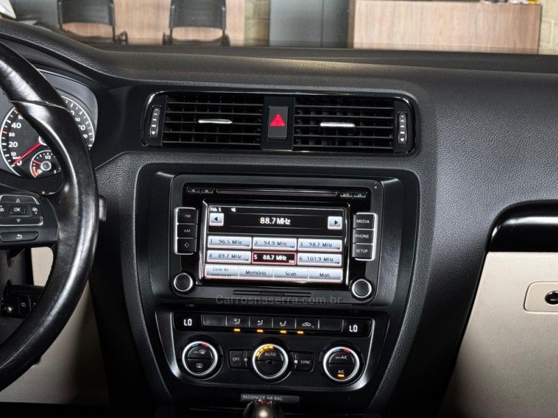 VOLKSWAGEN JETTA 2.0 COMFORTLINE TIPTRONIC 2013/2014 GRIFFCAR MULTIMARCAS DOIS IRMÃOS / Carros no Vale