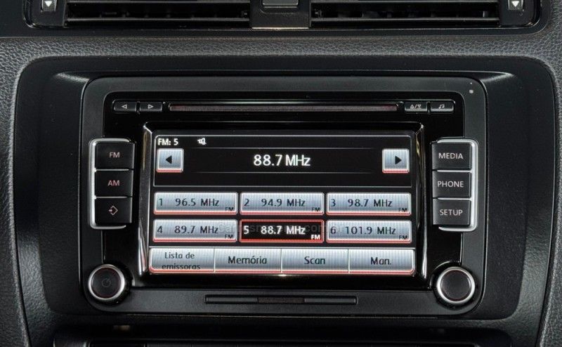 VOLKSWAGEN JETTA 2.0 COMFORTLINE TIPTRONIC 2013/2014 GRIFFCAR MULTIMARCAS DOIS IRMÃOS / Carros no Vale