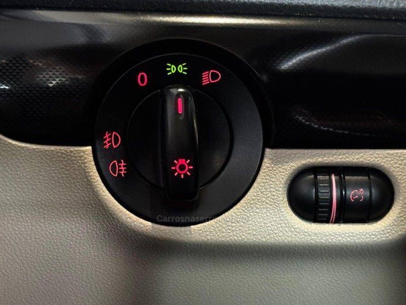 VOLKSWAGEN JETTA 2.0 COMFORTLINE TIPTRONIC 2013/2014 GRIFFCAR MULTIMARCAS DOIS IRMÃOS / Carros no Vale