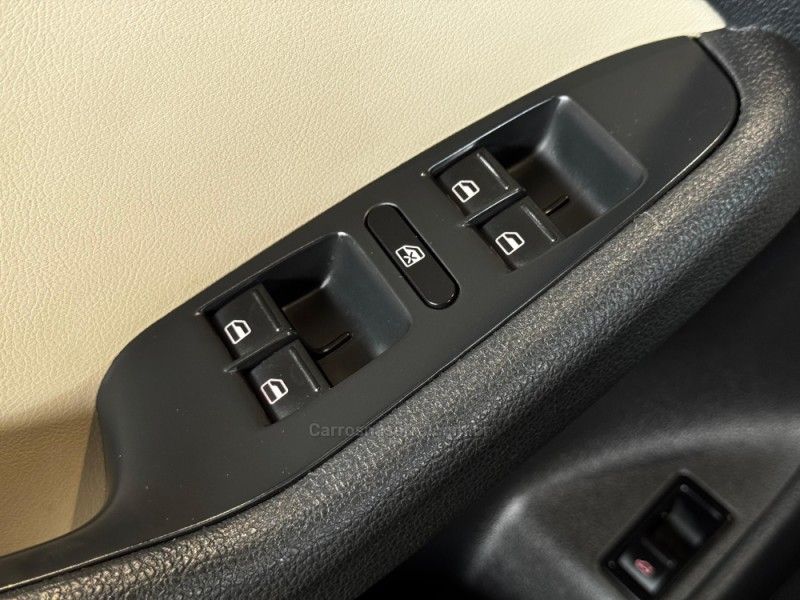 VOLKSWAGEN JETTA 2.0 COMFORTLINE TIPTRONIC 2013/2014 GRIFFCAR MULTIMARCAS DOIS IRMÃOS / Carros no Vale