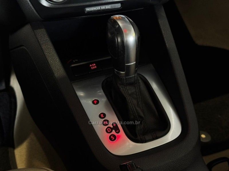 VOLKSWAGEN JETTA 2.0 COMFORTLINE TIPTRONIC 2013/2014 GRIFFCAR MULTIMARCAS DOIS IRMÃOS / Carros no Vale