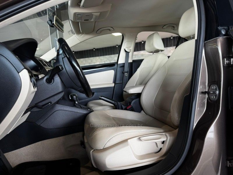 VOLKSWAGEN JETTA 2.0 COMFORTLINE TIPTRONIC 2013/2014 GRIFFCAR MULTIMARCAS DOIS IRMÃOS / Carros no Vale