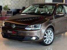 VOLKSWAGEN JETTA 2.0 COMFORTLINE TIPTRONIC 2013/2014 GRIFFCAR MULTIMARCAS DOIS IRMÃOS / Carros no Vale