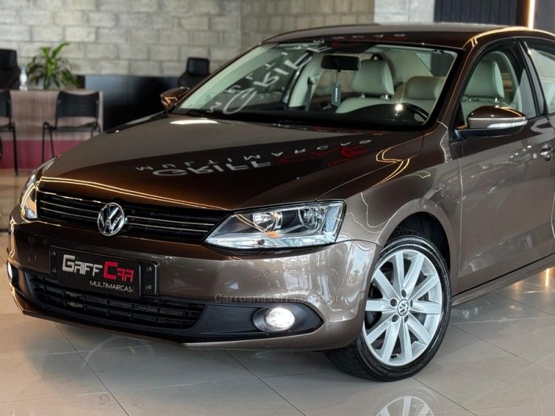 VOLKSWAGEN JETTA 2.0 COMFORTLINE TIPTRONIC 2013/2014 GRIFFCAR MULTIMARCAS DOIS IRMÃOS / Carros no Vale